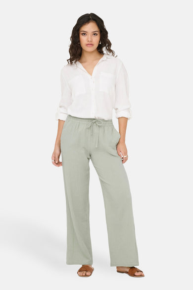 Groene broek van JDY, met een losse pasvorm en een trekkoord in de taille.