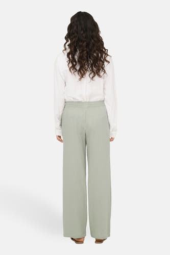 Pantalon vert de JDY, avec des jambes larges et une ceinture élastique, vu de derrière.