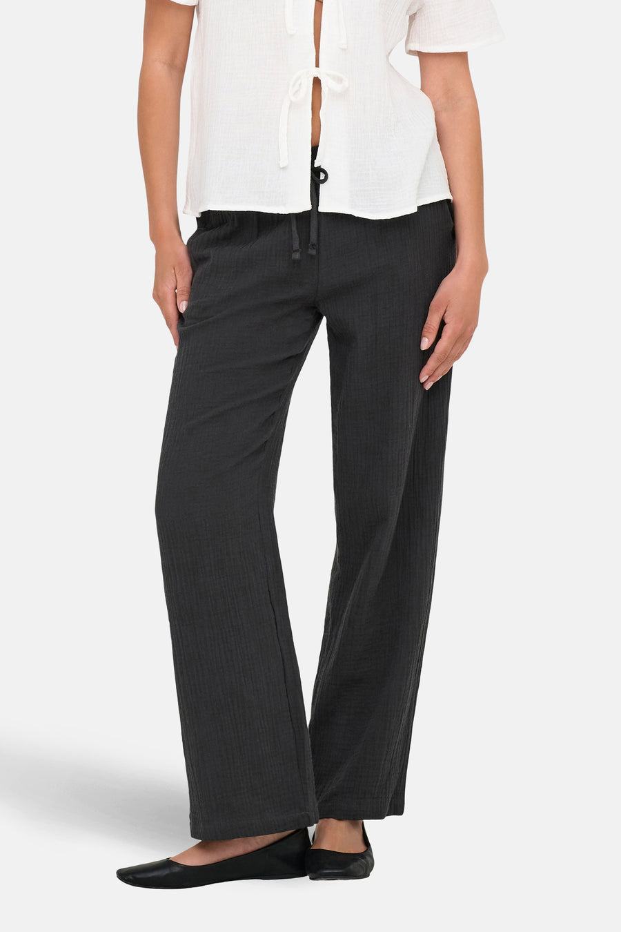 Pantalon noir JDY, à jambes larges et avec un cordon de serrage réglable à la taille.