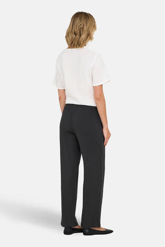 Pantalon noir de JDY, avec une texture verticale subtile et une taille élastique.