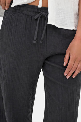 Pantalon noir de JDY, avec une taille élastique et une fermeture à cordon de serrage.