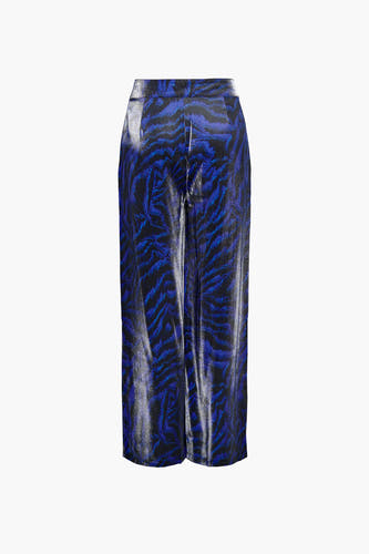 Blauwe kostuumbroek van ONLY, met een opvallend, donkerblauw en zwart bladpatroon.
