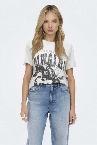 Ecru T-shirt met korte mouwen van ONLY®, met een cowgirl print op de voorkant, gecombineerd met blauwe jeans.