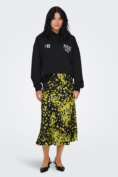 Gele rok van ONLY®, met een zwarte stippenprint en een elegante midi-lengte.
