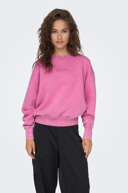 Roze sweater van ONLY, met lange mouwen en een ronde hals, gecombineerd met zwarte cargo broek.