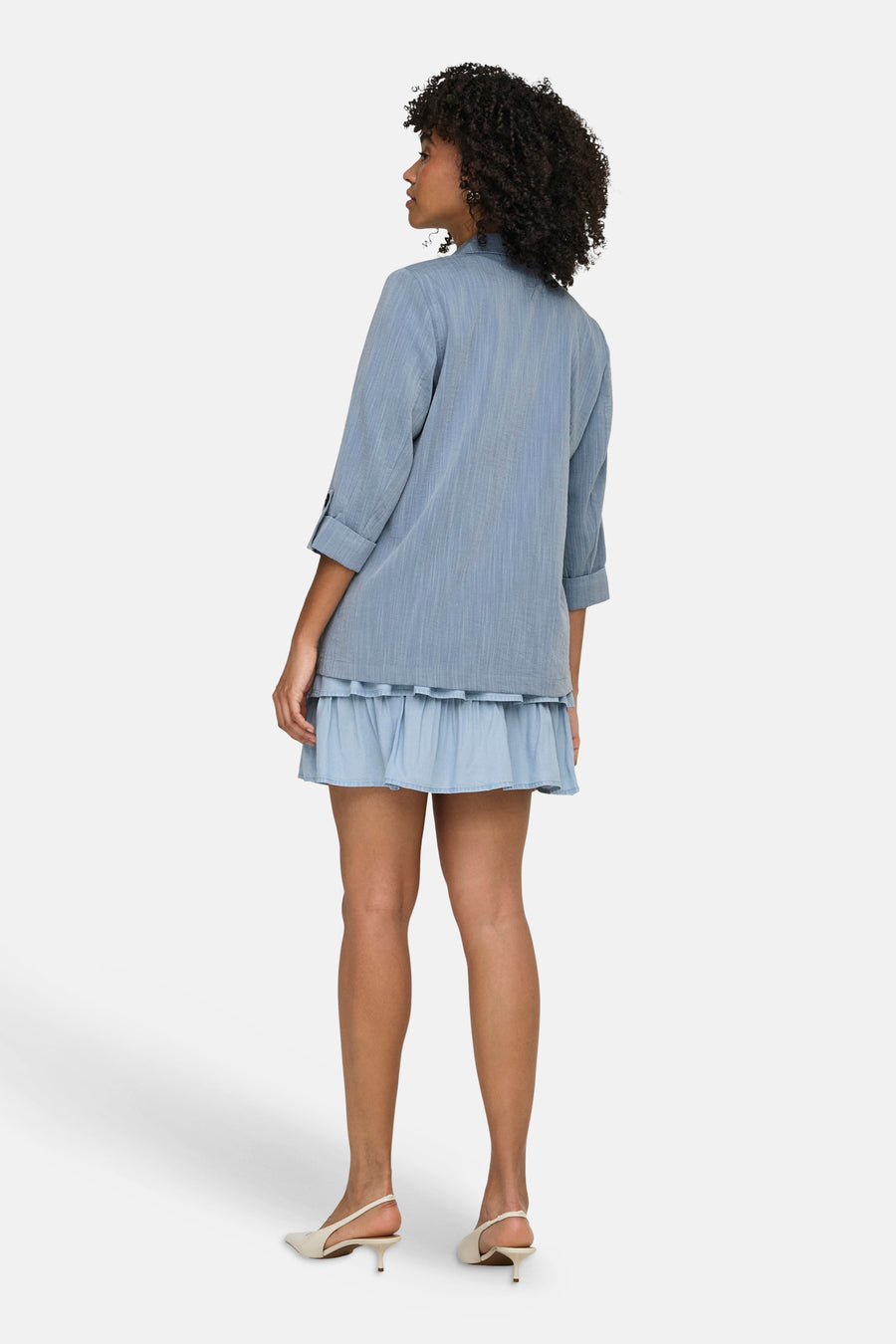 Blazer bleu de ONLY, avec manches trois-quarts et une coupe décontractée.