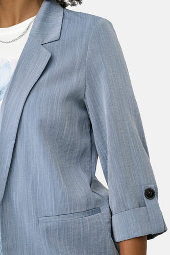 Blazer bleue ONLY®, avec un subtil motif à fines rayures et des manches retroussées avec détail bouton.