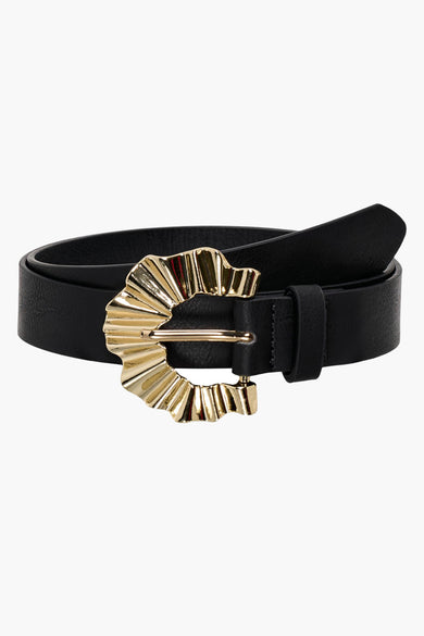 Ceinture en cuir noire avec boucle dorée en forme de coquillage de la marque ONLY®, stylisée en présentation à plat