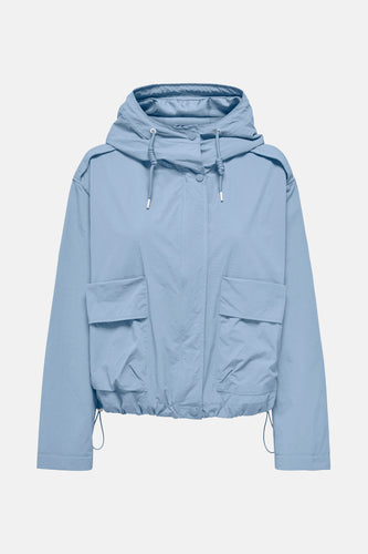 Hemelsblauwe damesjas met capuchon en zakken.