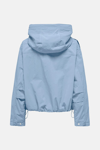 Lichtblauwe nylon jas met capuchon.