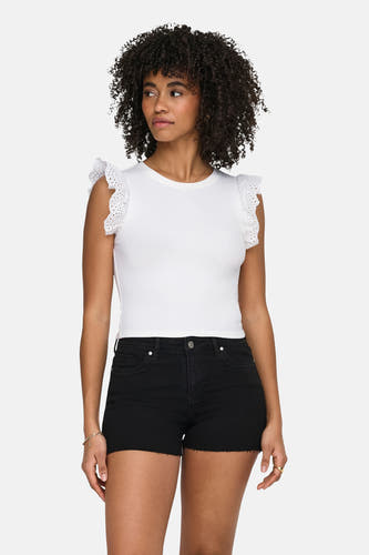 T-shirt blanc côtelé ONLY avec manches à volants perforées, porté avec un short en jean noir et des talons.
