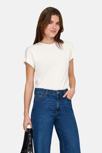 T-shirt blanc à manches courtes ONLY®, porté avec un jean ample et un sac à main noir.