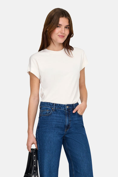 T-shirt blanc à manches courtes ONLY®, porté avec un jean ample et un sac à main noir.