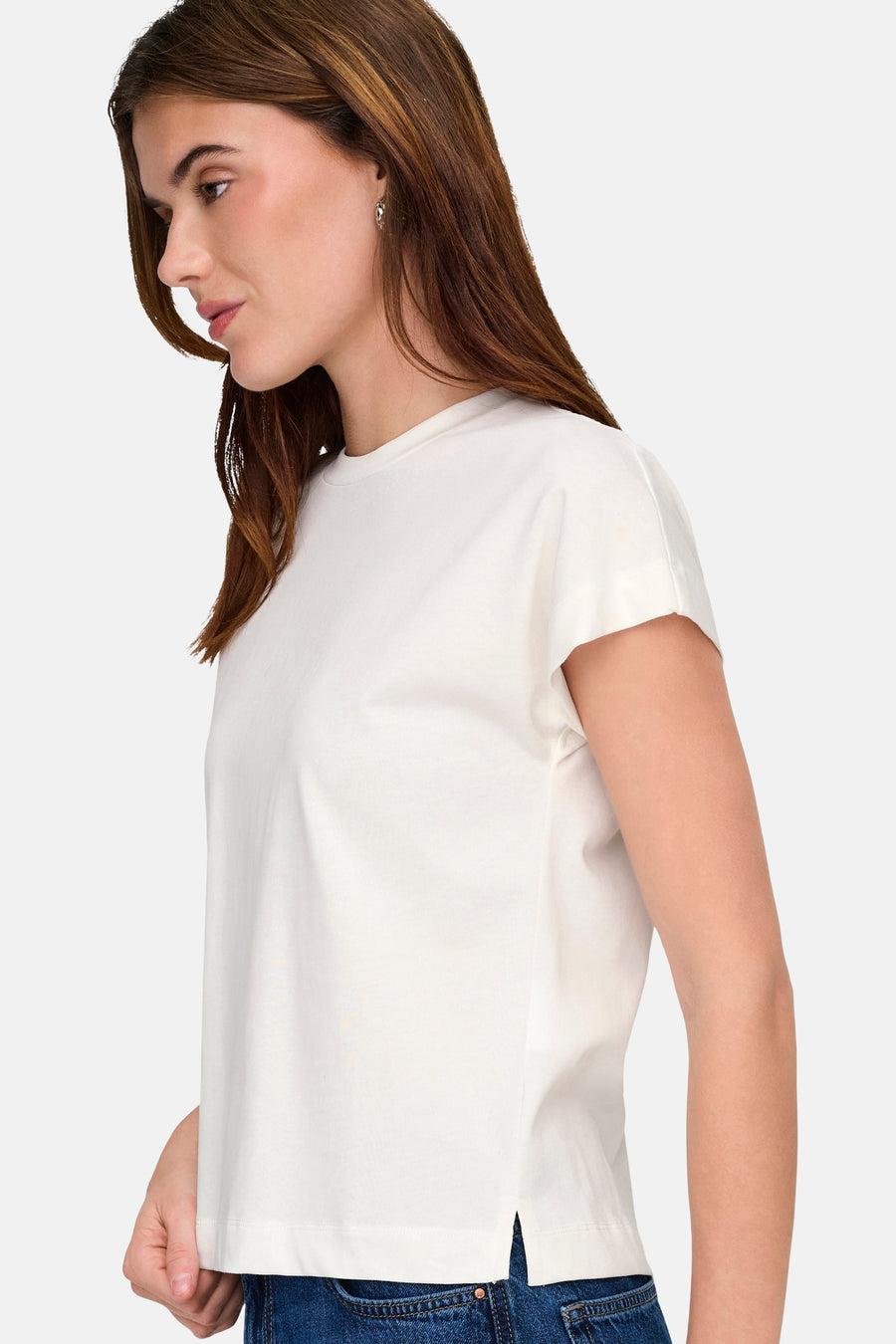 T-shirt blanc à manches courtes de ONLY, porté de profil avec un jean.