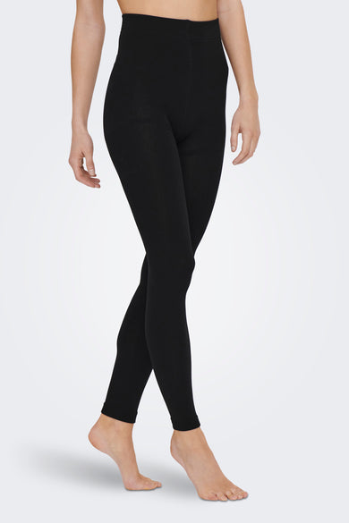 Zwarte legging van ONLY, effen en nauwsluitend, gedragen door een model op blote voeten tegen een witte achtergrond.
