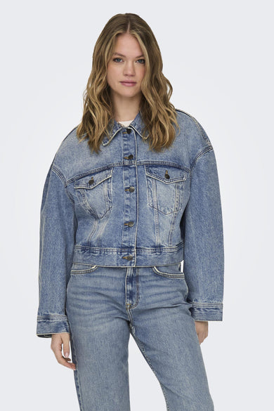 Jean-jacque en denim bleu moyen d'ONLY, avec des manches longues et une fermeture à boutons, associé à un jean coordonné.