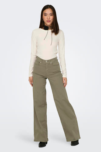 Wit T-shirt met lange mouwen van JDY, gedragen met groene broek en zwarte choker.
