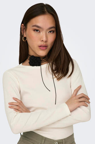 T-shirt blanc à manches longues de JDY, porté avec un collier noir à fleurs.