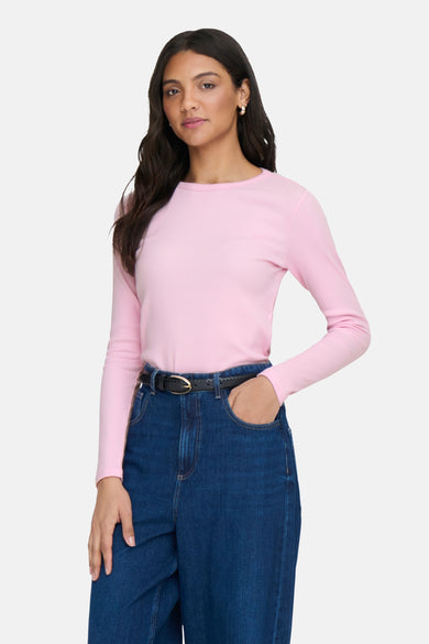 Roze T-shirt met lange mouwen van JDY, gecombineerd met een donkere jeans met riem in de broekband.