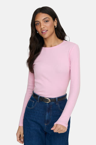 T-shirt rose à manches longues de JDY, porté avec un jeans bleu marine et une ceinture noire.