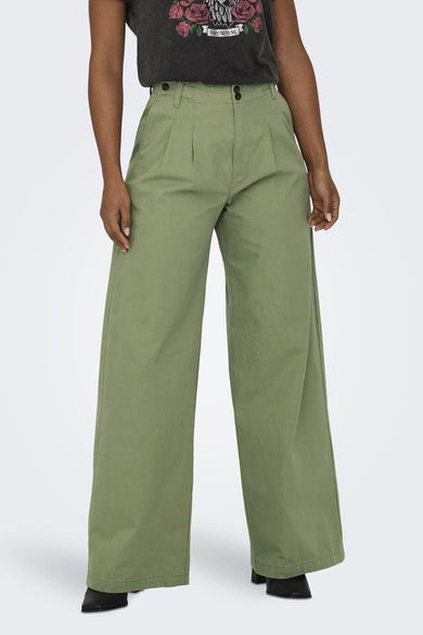 Groene broek van ONLY, met wijde pijpen en plooien aan de voorkant.
