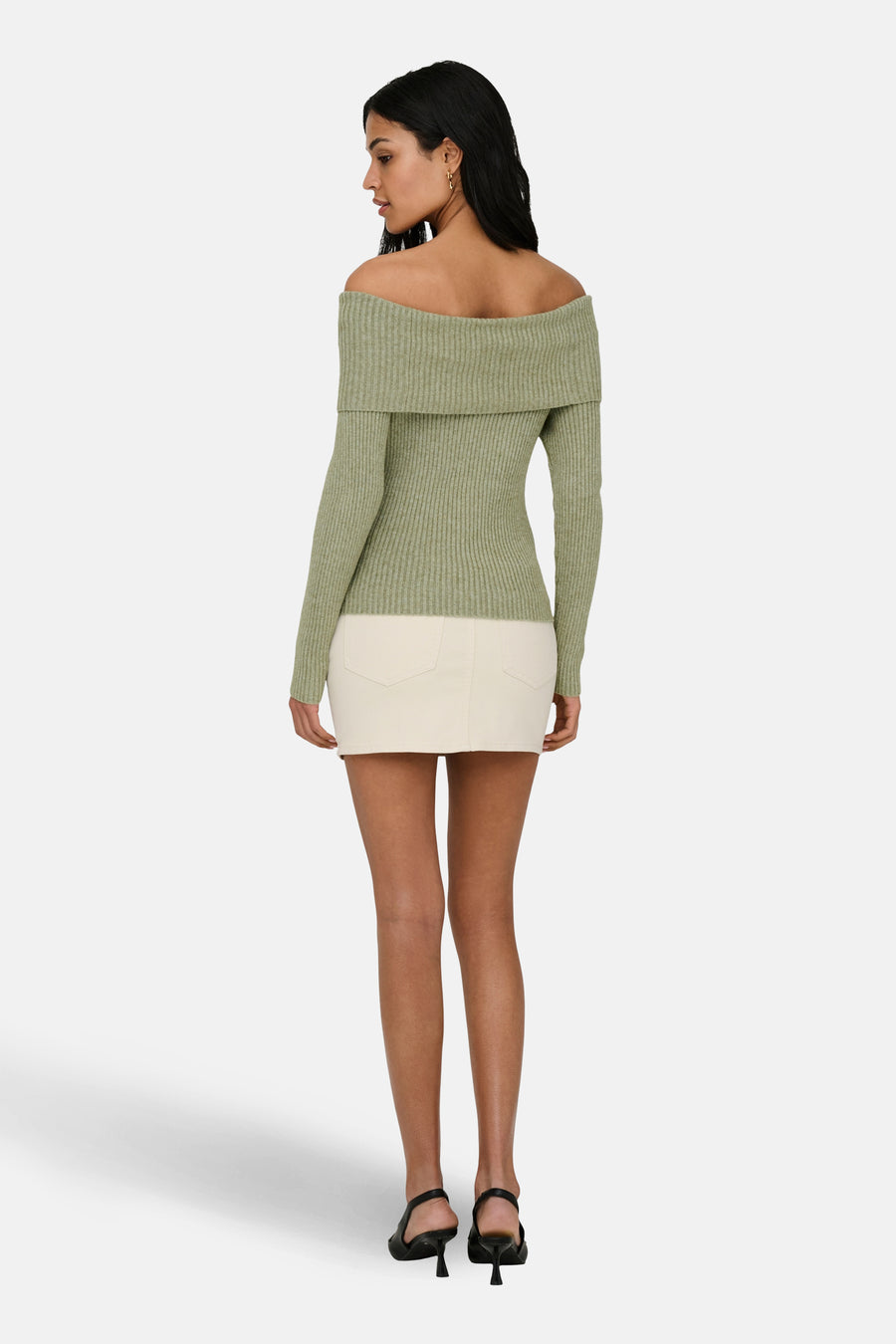 Pull vert émeraude à épaules dénudées de ONLY, à manches longues et à texture côtelée, combiné avec une jupe blanche.