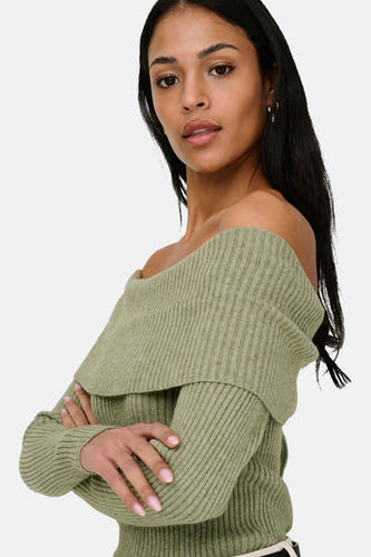 Pull vert émeraude à épaules dénudées de ONLY, avec texture côtelée et bras croisés.