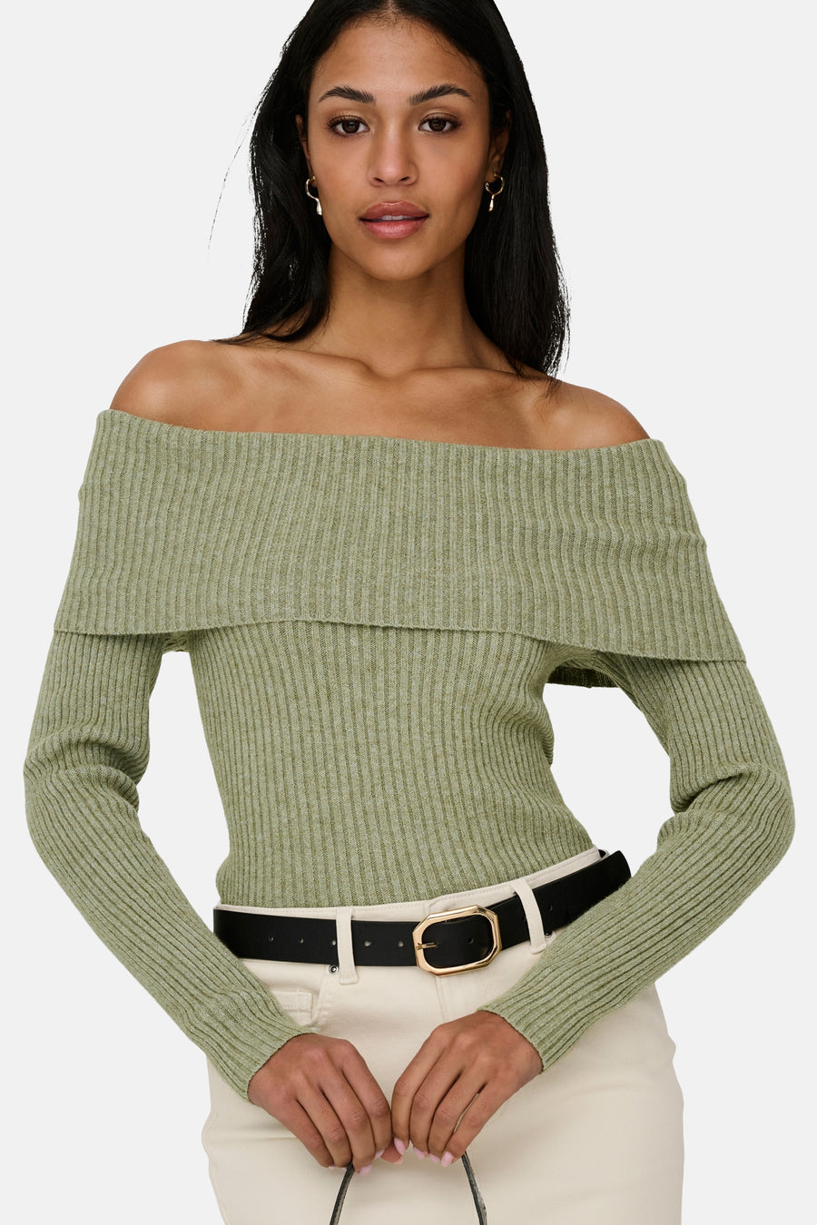 Pull vert émeraude à épaules dénudées de ONLY, à manches longues, combiné avec une ceinture noire et un pantalon beige.