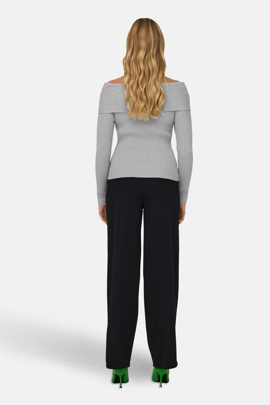 Grijze trui (offshoulder) van ONLY, met lange mouwen en gedragen met zwarte broek en groene hakken, achterkant.