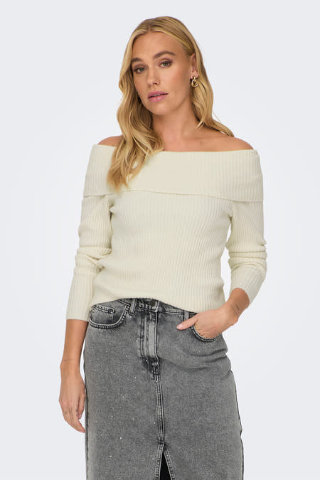 Offshoulder witte trui van ONLY, gedragen met een grijze denim rok met strass steentjes.
