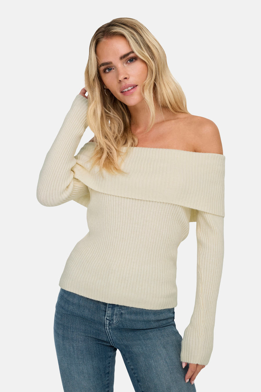 Witte offshoulder trui van ONLY, met lange mouwen en geribbelde details, gedragen met een blauwe jeans