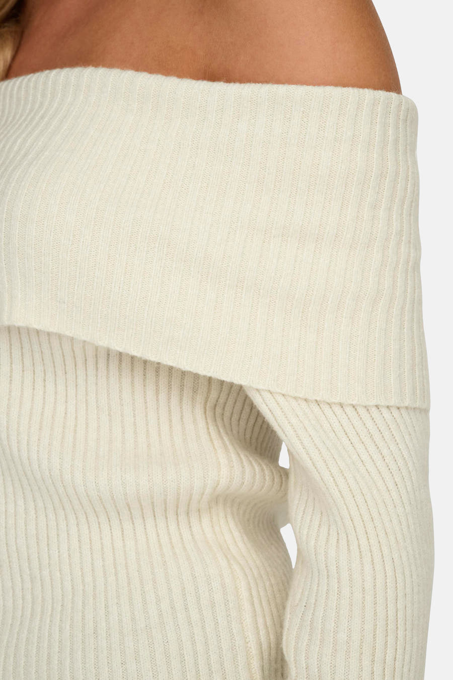 Witte offshoulder trui van ONLY, met ribgebreide textuur en details.
