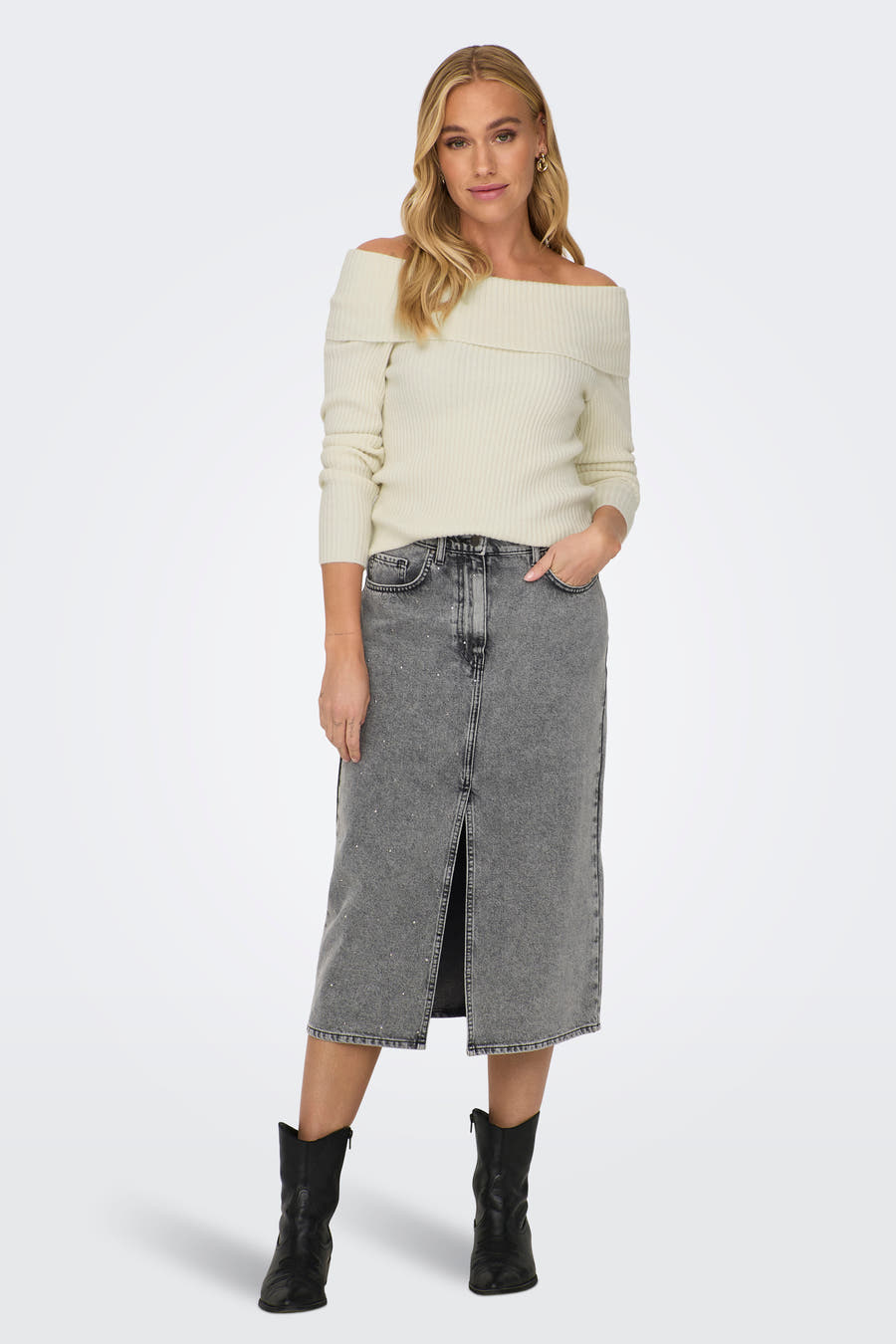 Witte offshoulder trui van ONLY, met lange mouwen, gecombineerd met een grijze denim rok en zwarte laarzen.
