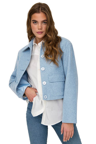 Manteau court bleu de JDY, avec fermeture à boutons, poches et une légère texture.