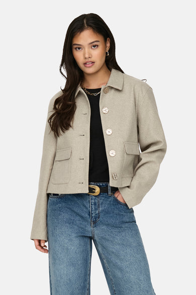 Beige korte jas van JDY, met lange mouwen, knoopsluiting en zakken.