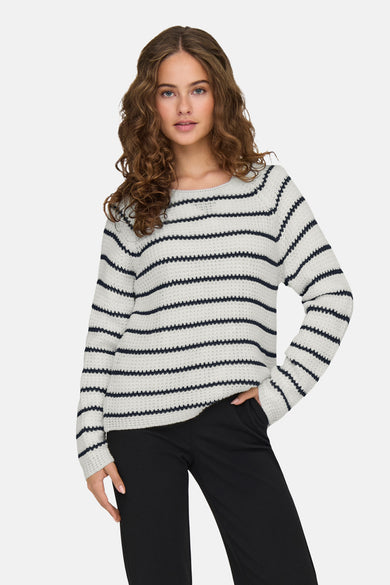 Pull-over blanc avec col rond de JDY, à rayures bleu marine et longs manches.