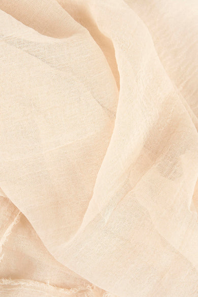 Beige zomersjaal van ONLY, met een gekreukte, luchtige textuur.