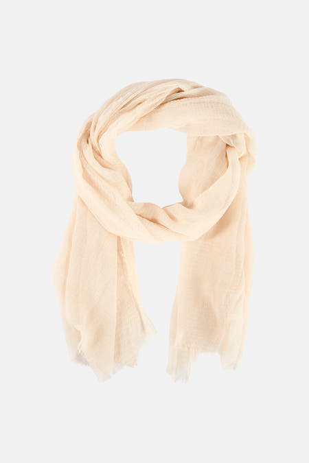Écharpe d'été beige de ONLY, roulée avec une texture légèrement froissée.