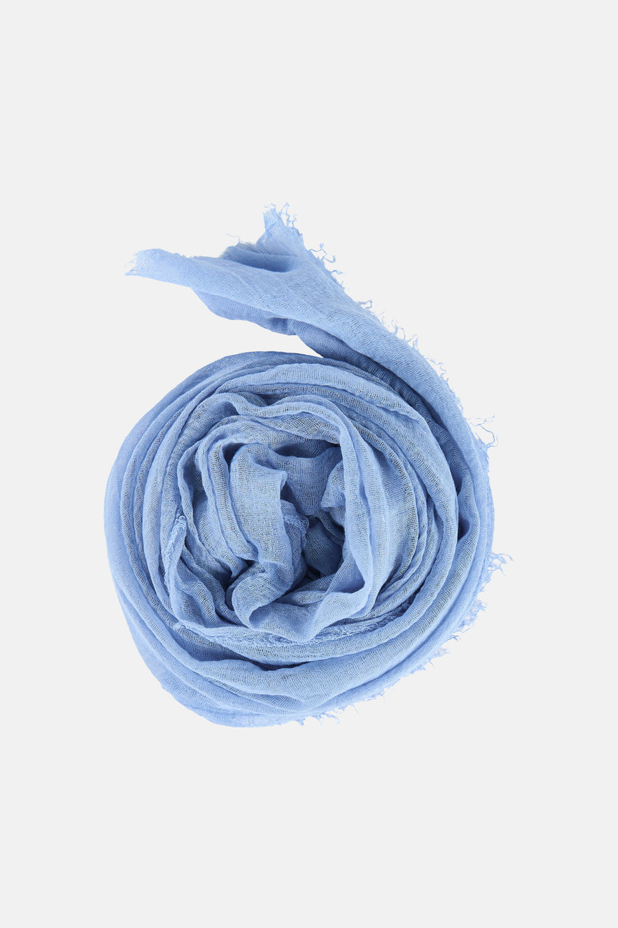 Blauwe zomersjaal van ONLY, opgerold weergegeven met gerafelde randen.
