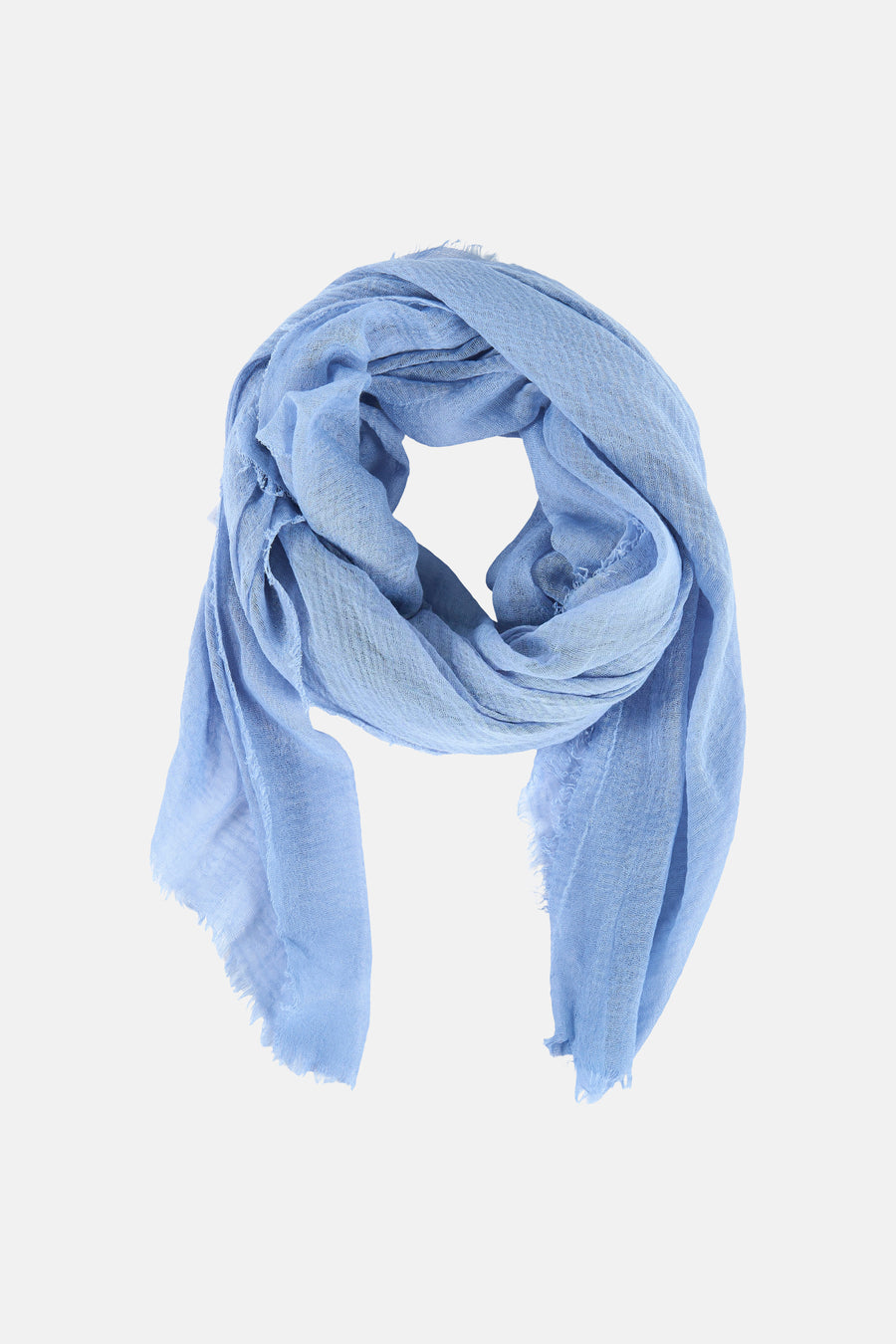 Écharpe d'été bleue de ONLY, affichée roulée avec des bords effilochés.