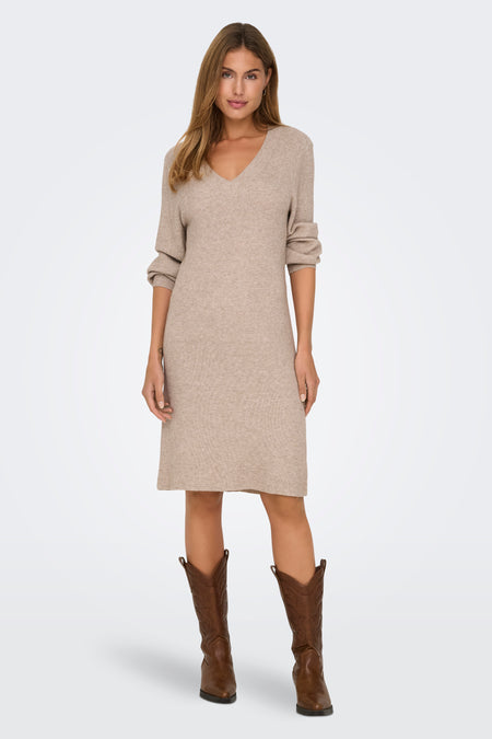 Beige kleedje met lange mouwen van ONLY®, gecombineerd met bruine cowboylaarzen.

