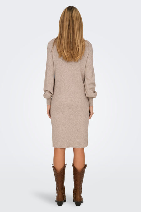 Beige kleedje met lange mouwen van ONLY, met gladde stof en bruine laarzen.
