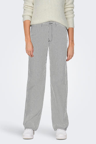 Witte broek van ONLY®, met een fijn gestreept patroon, gecombineerd met een gebreide trui en witte sneakers.
