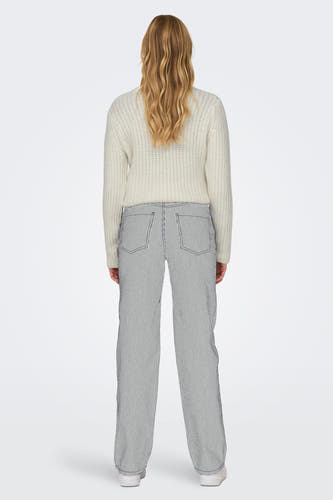Witte broek van ONLY, met verticale strepen en achterzakken, te zien van achteren.

