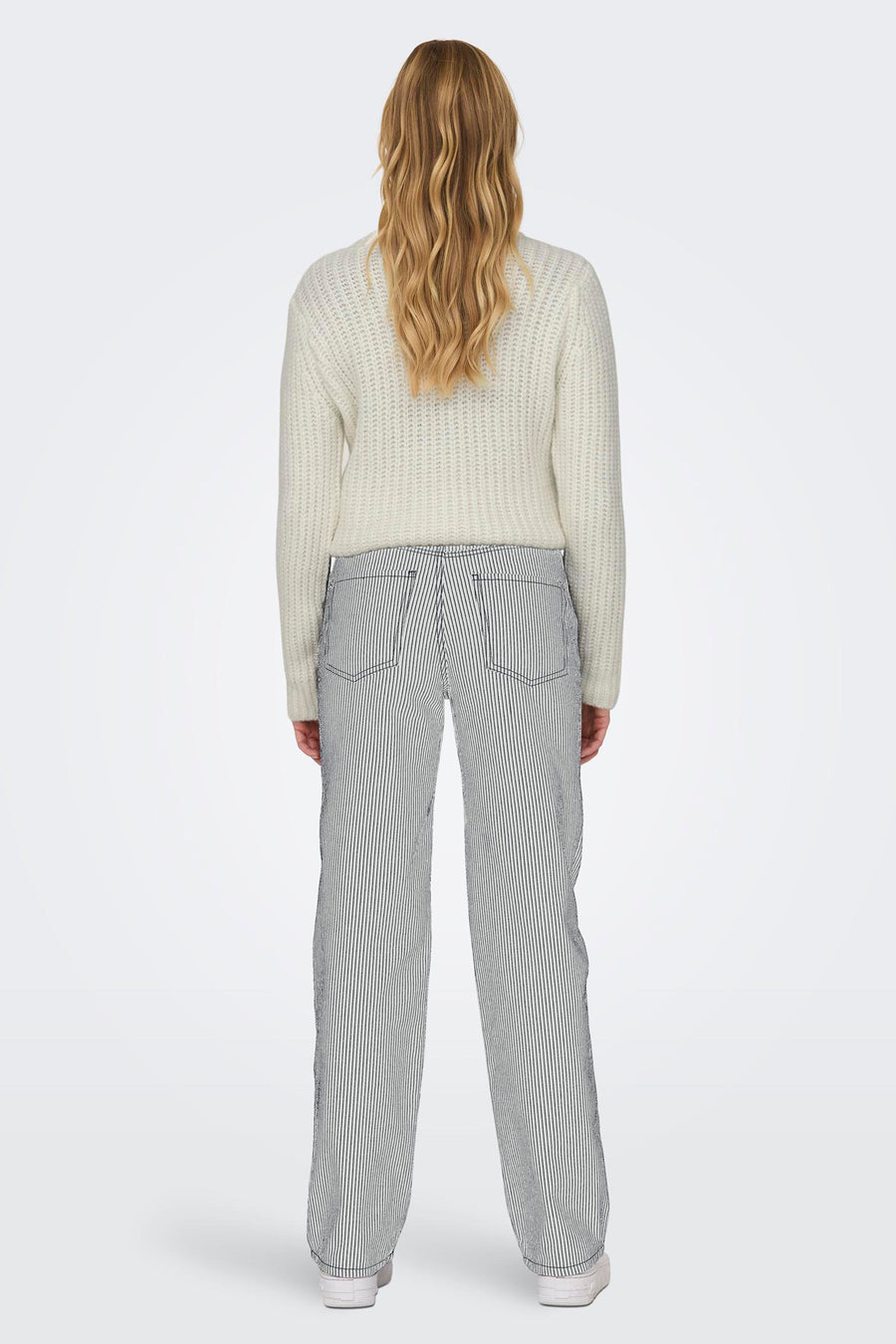 Witte broek van ONLY, met verticale strepen en achterzakken, te zien van achteren.
