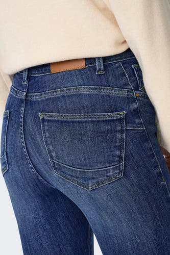 Achterkant van donkerblauwe skinny jeans van ONLY® met gele stiksels en klassieke achterzakken.