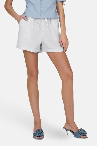 Short blanc ONLY ONLY, avec un cord et et et et no no portéé une une blouseanteanteante des sneakers blanches.
