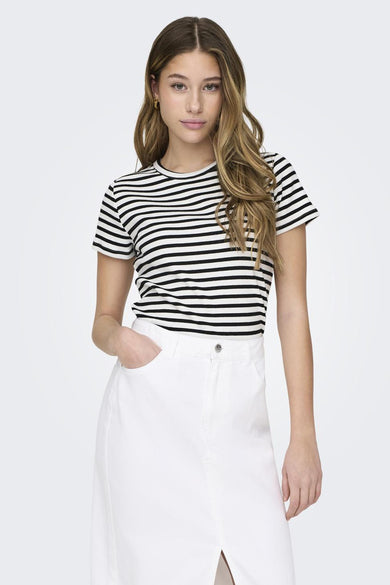 Wit gestreept T-shirt van JDY, gedragen met een witte rok met split aan de voorkant.