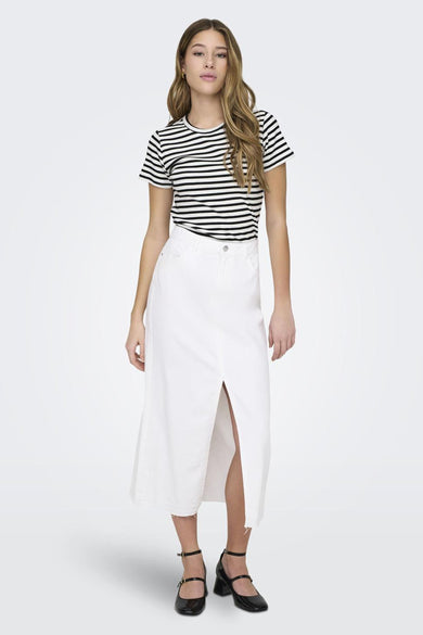 Wit gestreept T-shirt met korte mouwen van JDY, met een witte rok met split en zwarte schoenen.