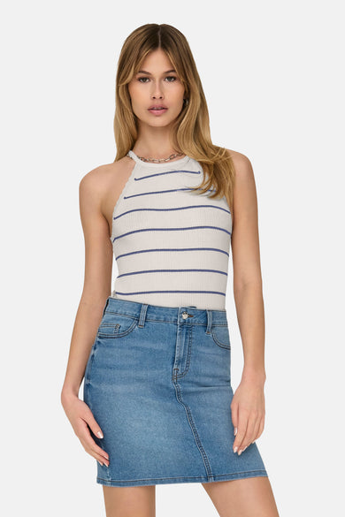 T-shirt sans manches blanc ONLY, avec des rayures bleues et associé à une jupe en denim.